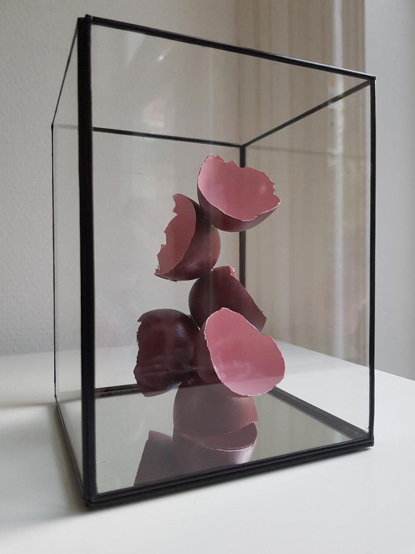 Marije van Rijswijk Ei sculptuur € 85.- incl. vitrine